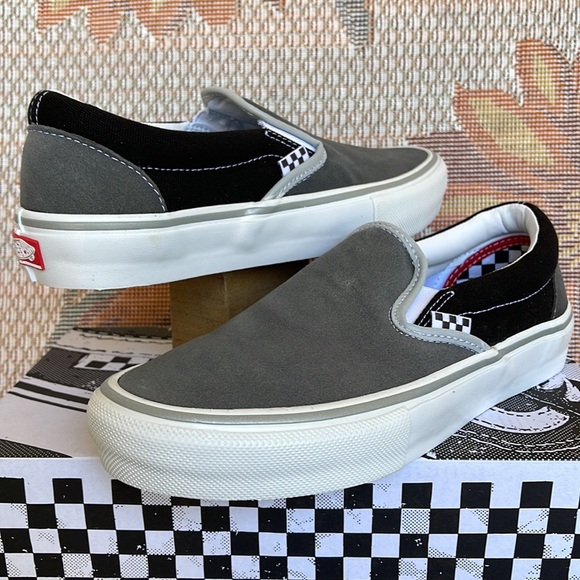 Vans WMNS Skate Slip-On
Reflective Black/Grey
VN0A5FCAN42
Sneakers - Picture 1 of 16